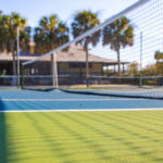 Quels sont les critères à considérer pour le drainage dans la construction d’un court de tennis en gazon synthétique à Nice ?