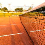 Comment choisir les matériaux de qualité pour garantir la durabilité d’un court de tennis en terre battue lors de sa rénovation à Colombes?