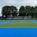 Les différences dans la maintenance entre un court de tennis en résine synthétique et en gazon synthétique à Macon