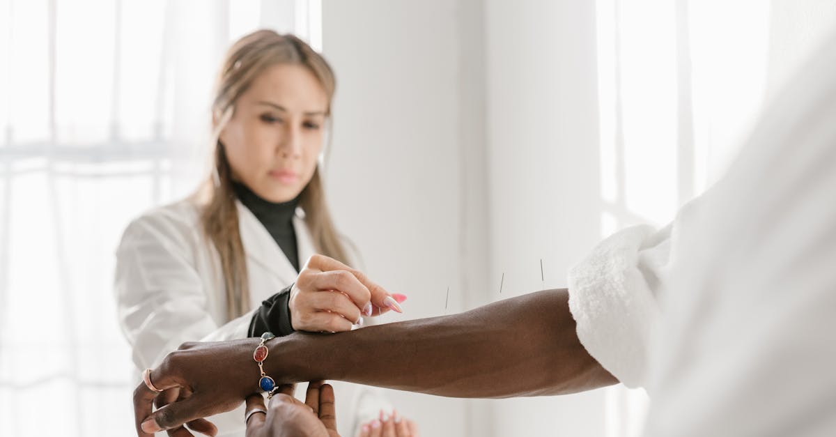 découvrez l'acupression, une technique millénaire qui stimule des points spécifiques sur le corps pour soulager le stress, améliorer la circulation et favoriser le bien-être. explorez ses bienfaits et apprenez à l'intégrer dans votre quotidien pour une vie en meilleure santé.