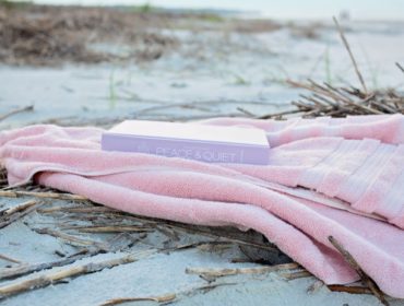 découvrez notre collection de serviettes de plage, idéales pour vos journées ensoleillées au bord de la mer. confortables, absorbantes et au style tendance, nos serviettes vous accompagneront pour des moments de détente et de plaisir. parfaites pour la plage, la piscine ou un pique-nique, choisissez la serviette qui vous correspond !