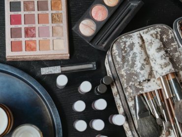 découvrez des astuces innovantes pour organiser votre maquillage facilement. transformez votre routine beauté avec des solutions pratiques et esthétiques pour un espace de travail optimal.