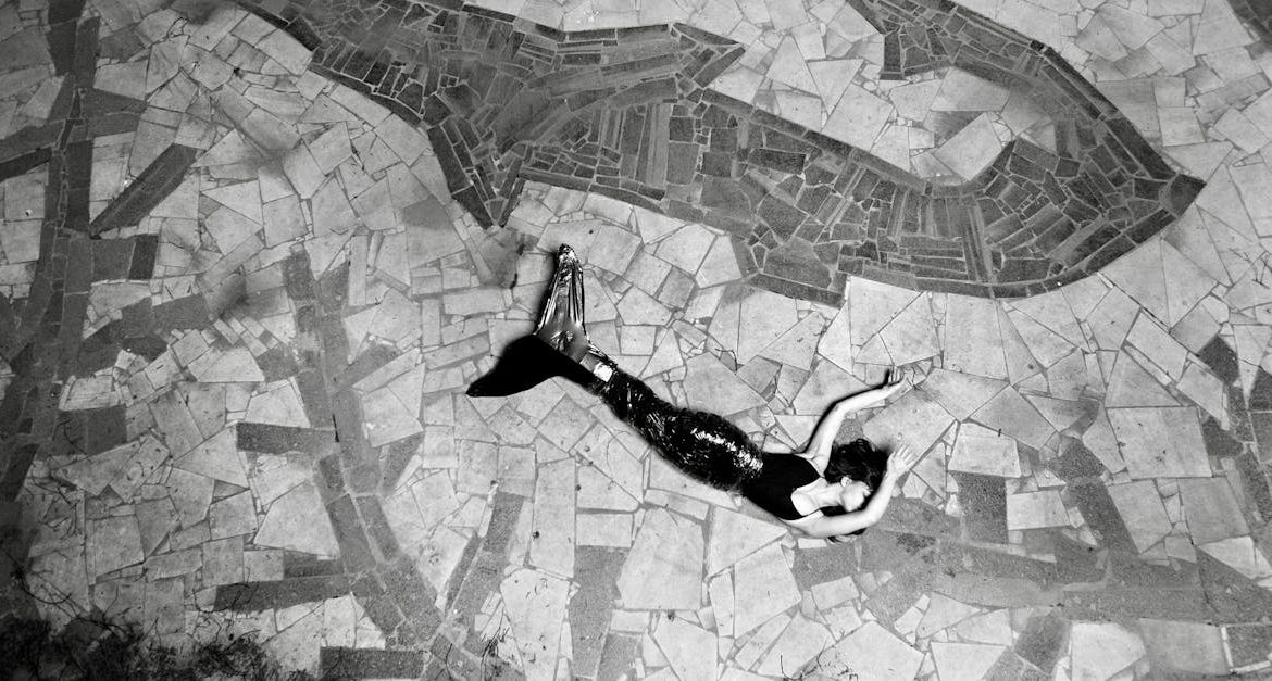 découvrez notre déguisement de sirène, parfait pour les fêtes, carnavals et événements spéciaux. offrez-vous un look féérique avec des couleurs éclatantes et des détails scintillants qui captiveront tous les regards.