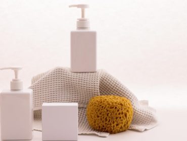 découvrez notre sélection d'accessoires de douche indispensables pour améliorer votre expérience quotidienne. que ce soit des porte-savons antidérapants, des rideaux de douche élégants ou des organisateurs pratiques, trouvez tout ce dont vous avez besoin pour transformer votre salle de bain en un espace de bien-être.