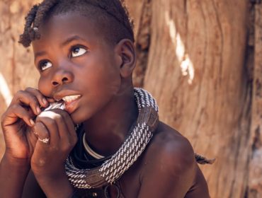 découvrez notre collection unique de bijoux en bois, alliant élégance et écologie. chaque pièce est soigneusement artisanale, mettant en avant la beauté naturelle du bois pour un style distinctif et responsable.