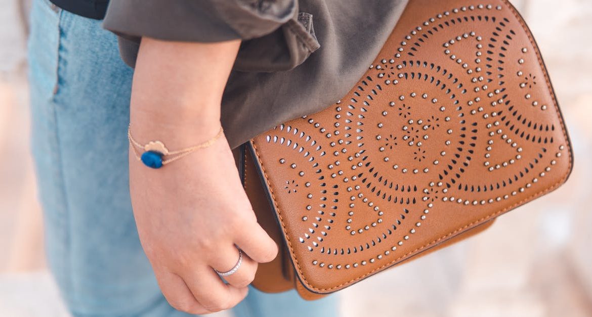 découvrez notre sélection d’accessoires tendances et pratiques pour sublimer votre style au quotidien. trouvez le complément parfait pour chaque occasion et exprimez votre personnalité avec nos accessoires uniques.