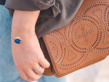découvrez notre sélection d’accessoires tendances et pratiques pour sublimer votre style au quotidien. trouvez le complément parfait pour chaque occasion et exprimez votre personnalité avec nos accessoires uniques.